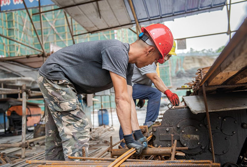 内江“打工仔”张兴勇入围“中国好人榜”四川候选人_fororder_2张兴勇在制作工棚里下钢筋料