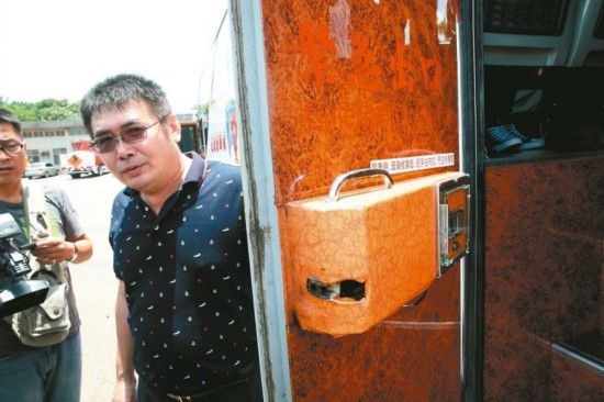 台肇事游览车装暗锁 或成乘客罹难主因 台肇事游览车装暗锁 或成乘客罹难主因