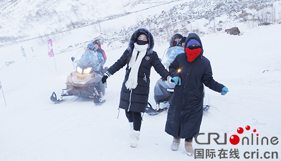 圖片默認標題_fororder_浮水印圖八：遊客在長白山體驗雪地摩托。攝影 李鵬