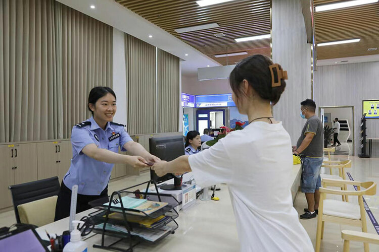 雅安公安为民服务 供图 雅安市公安局警务前移 服务发展战略重大项目