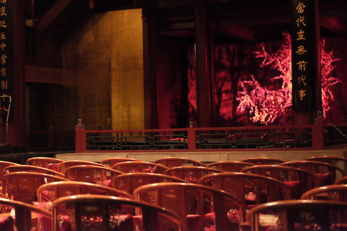 古戏楼里演出当代戏剧 舞美是如何设计的