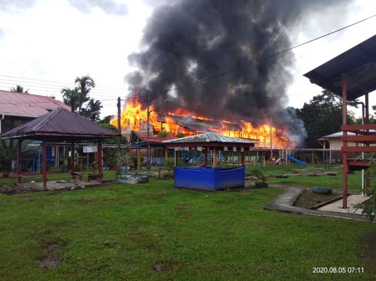 马来西亚民都鲁市一学生宿舍今晨起火 未造成人员伤亡