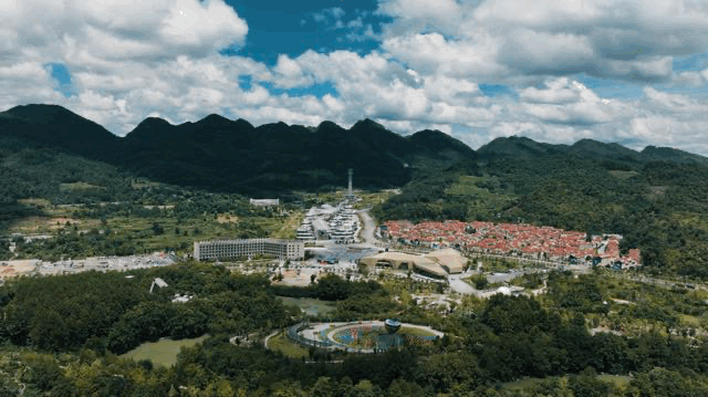 跟着穿越机，鸟瞰“中国天眼”