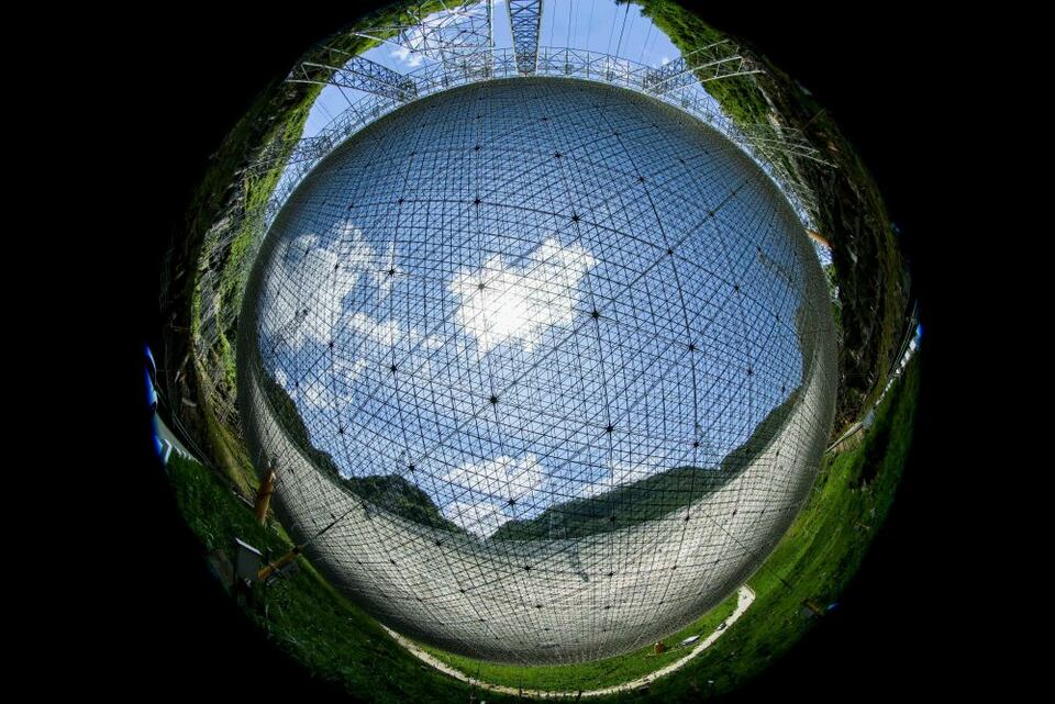 跟着穿越机，鸟瞰“中国天眼”