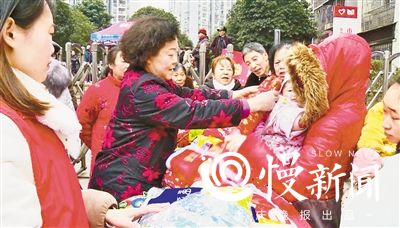 【重慶會客廳】重慶大渡口有個周婆婆 七年縫棉襖免費送鄰裡