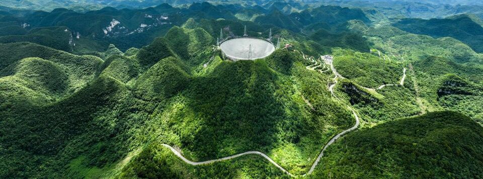 跟着穿越机，鸟瞰“中国天眼”