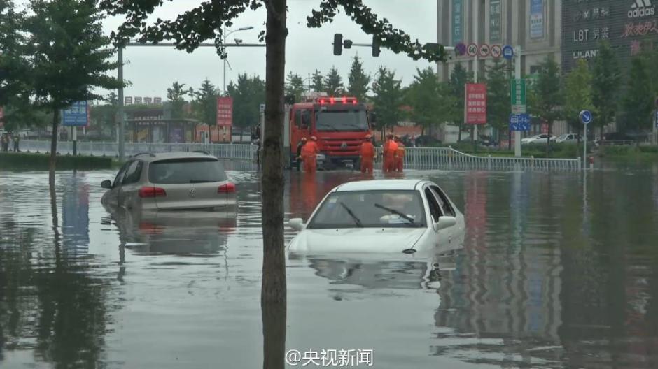 辽宁葫芦岛遭暴雨侵袭 进入“看海模式”