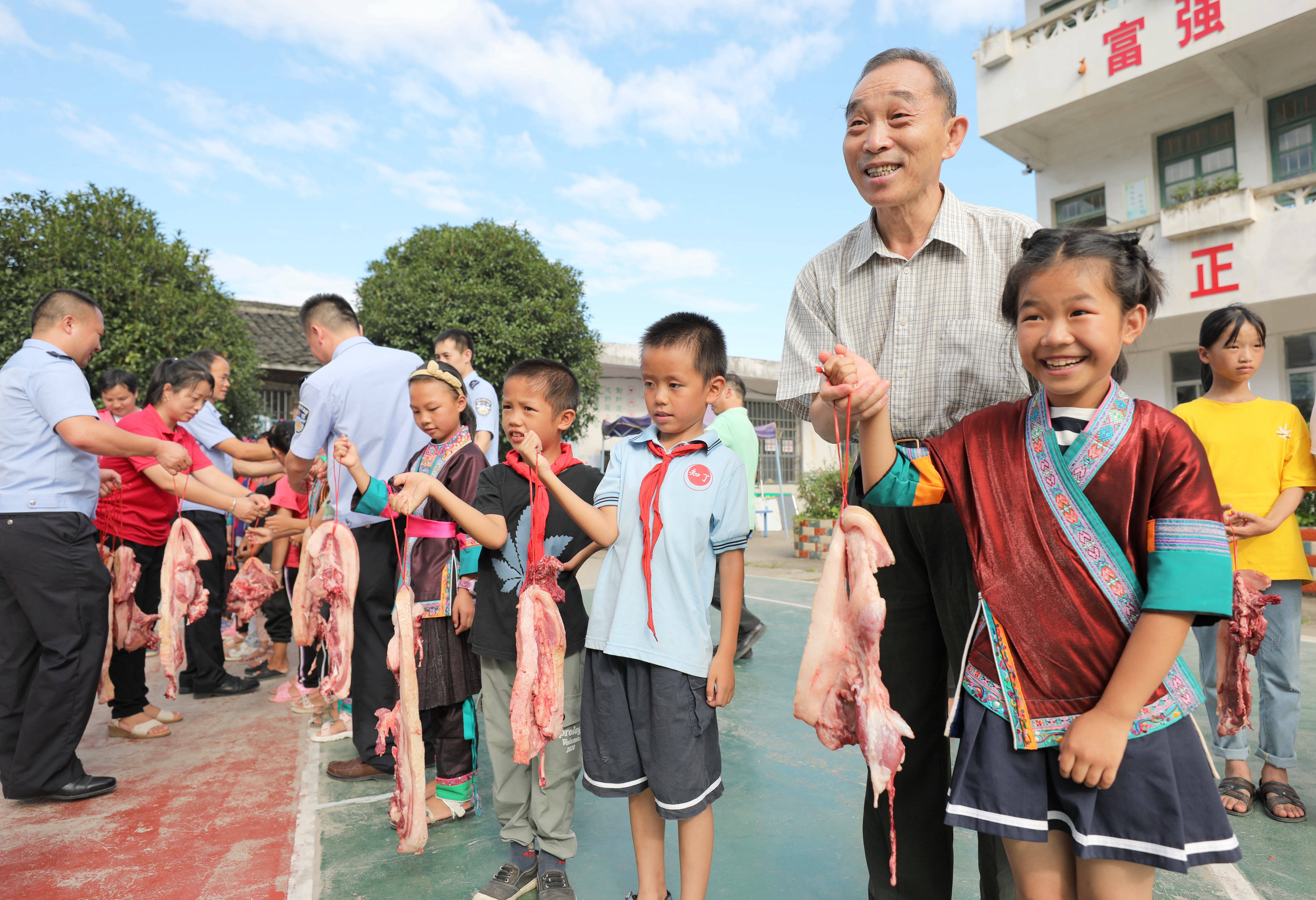 （有修改）【B】广西三江：爱心猪肉、活鱼奖励侗娃