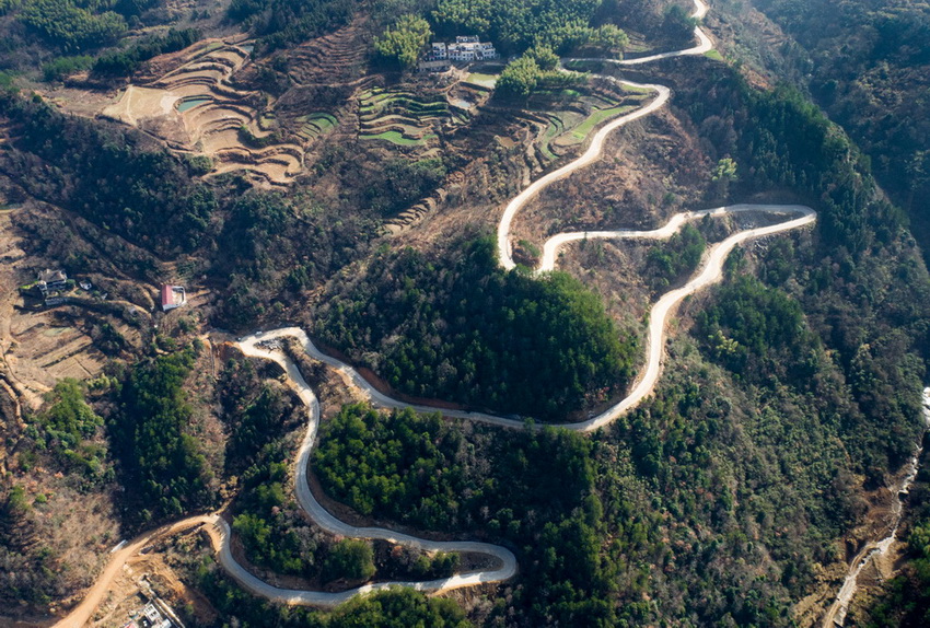 湖北罗田河铺镇蛇家山村盘山公路.邱亚林摄