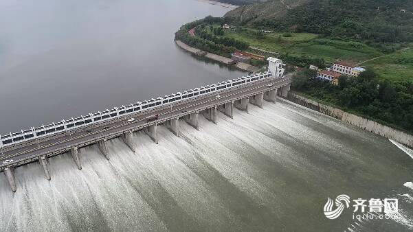 壮观！潍坊峡山水库开启15孔闸门泄水