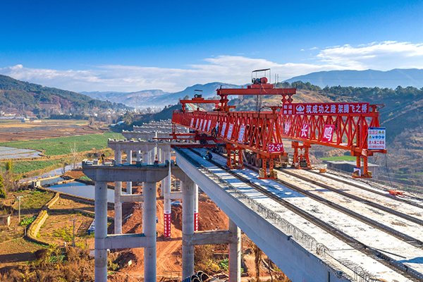 镜头下的大凉山｜凉山州成立70周年县市风采——会理市_fororder_会理交通正在迎来改变，图为宜攀高速公路冯家湾大桥架梁铺设现场。图据会理市交通局