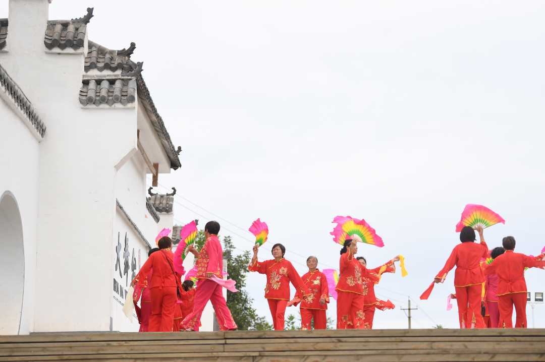 “八美”繪就村民新生活（組圖）