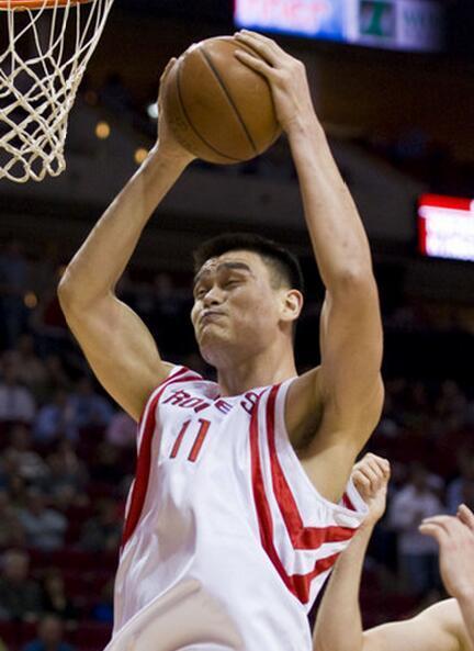 姚明新秀赛季十大比赛：打脸巴克利 单场30+16