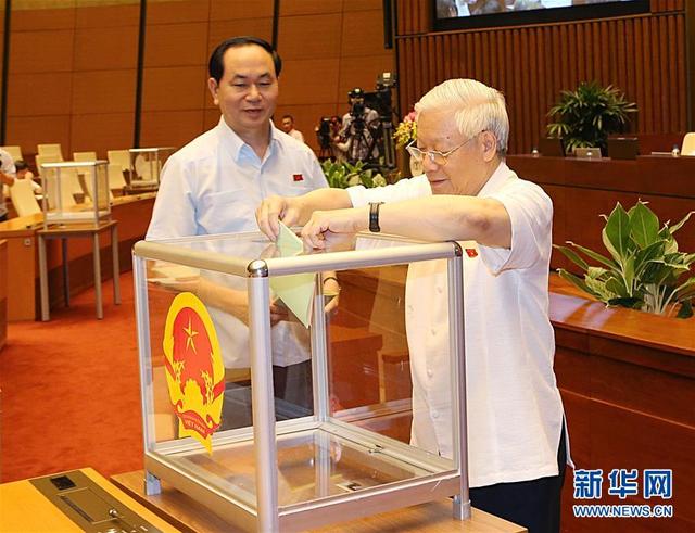 7月21日,在越南河内,越共中央总书记阮富仲(右)在国会投票.