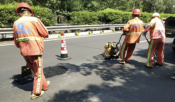 直面高温“烤”验 坚守交通一线——致敬高温下的文明交通守护者_fororder_高速路上养护工人开展养护施工作业-供图-成都市交通运输局