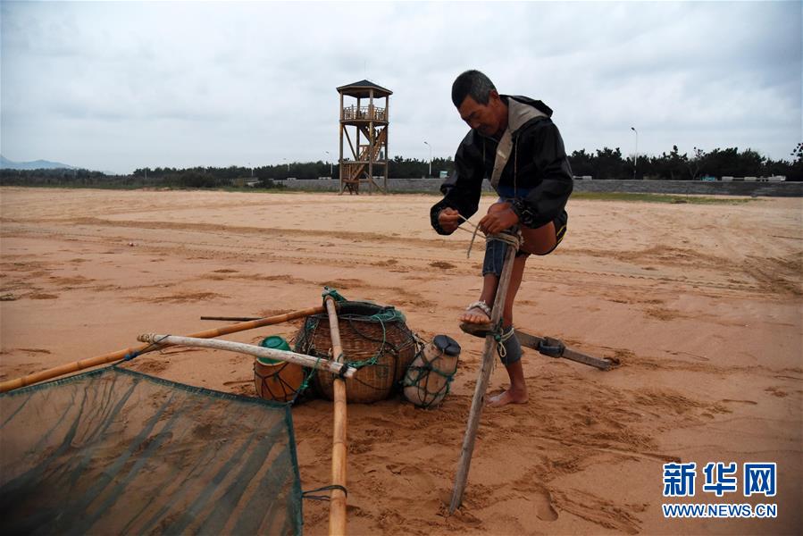 “踩高跷”的捕虾人
