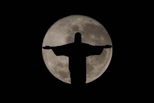 “月圆之夜”下的基督像：静谧而宏伟 朦胧又皎洁(图)