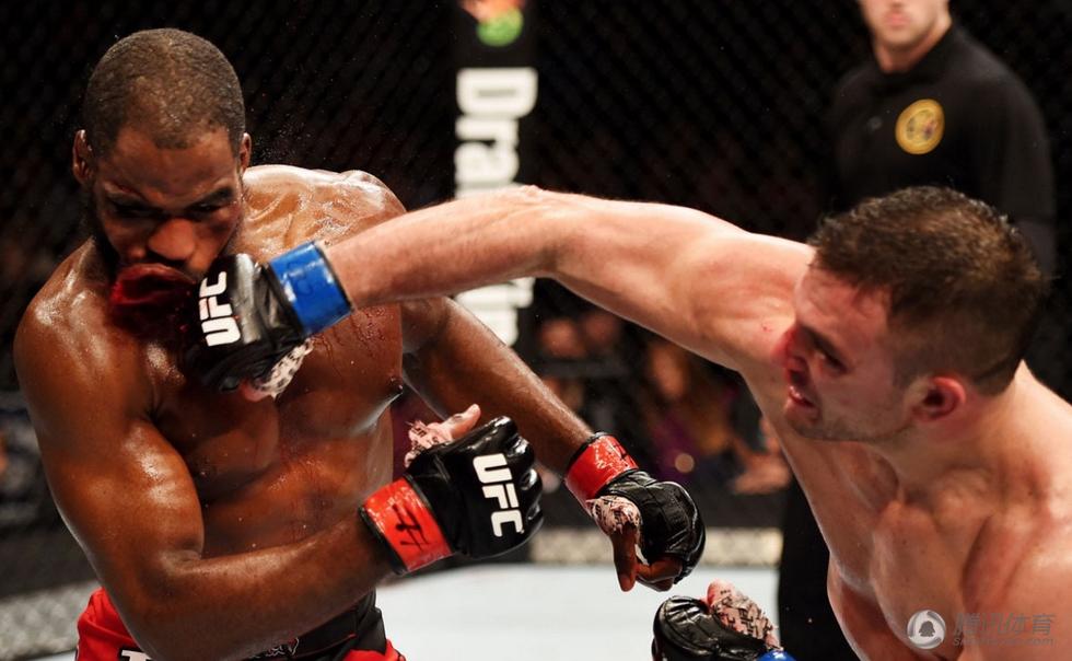 组图：拳手面部被重击瞬间 女拳手简直像毁容