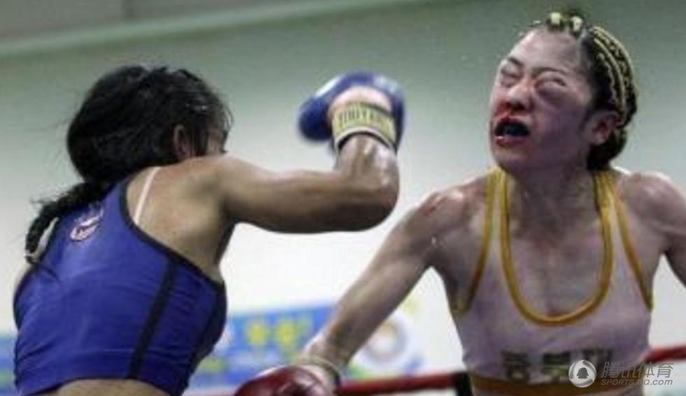 组图：拳手面部被重击瞬间 女拳手简直像毁容