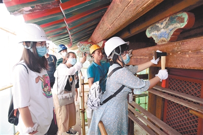 32名学生走进沈阳故宫亲手体验古建筑修缮工艺
