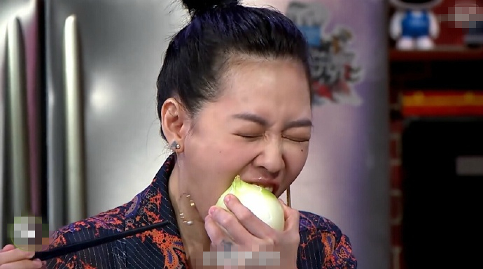 小S尺度越来越大…先摸黄渤胸，再闻他脚臭