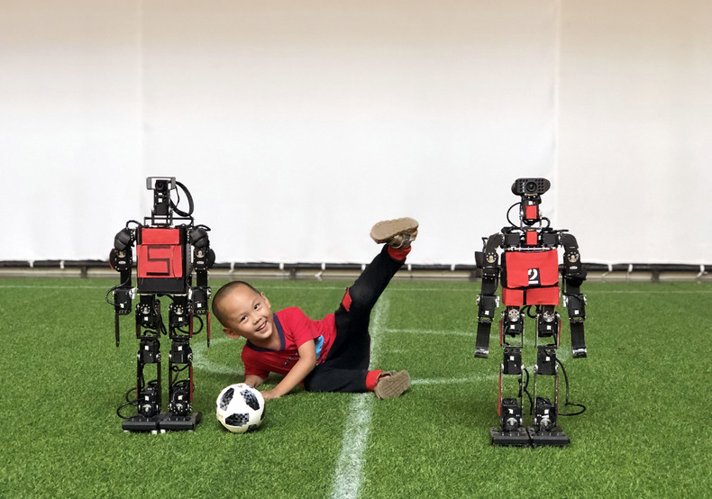 類人足球機器人、松鼠電音節燃爆瀋陽城市學院十週年校慶