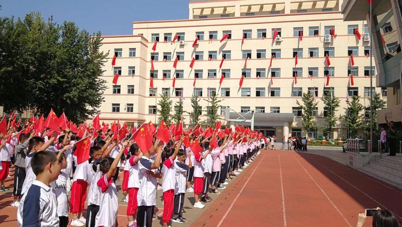 开学第一天：沈阳市实验学校（中学部）千面国旗献祖国