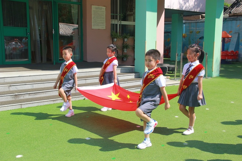   护旗手护送五星红旗走向升旗台 供图 大东区教育局幼儿园