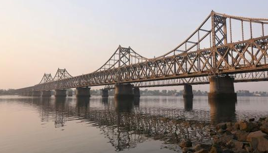 中朝边境鸭绿江上的友谊桥(网页截图)   国际在线专稿:据韩国《统一