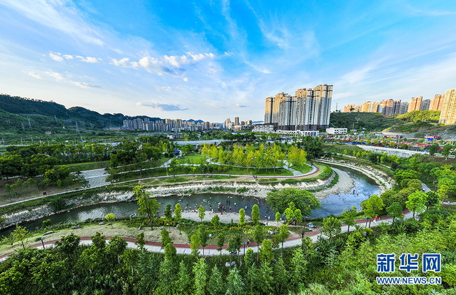 重慶南川：濱河公園戲水享清涼