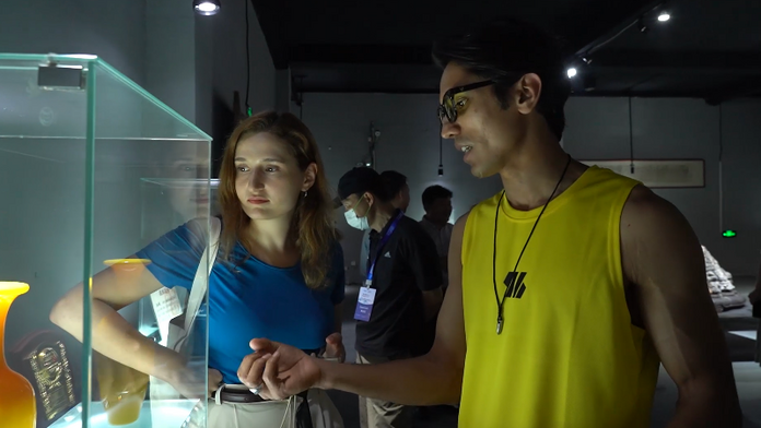 【2022打卡中国】外国视频博主邂逅窑火千年的陶瓷琉璃艺术（视频）_fororder_3EA614E7-BB62-4B91-A5B2-DD37BB91A301