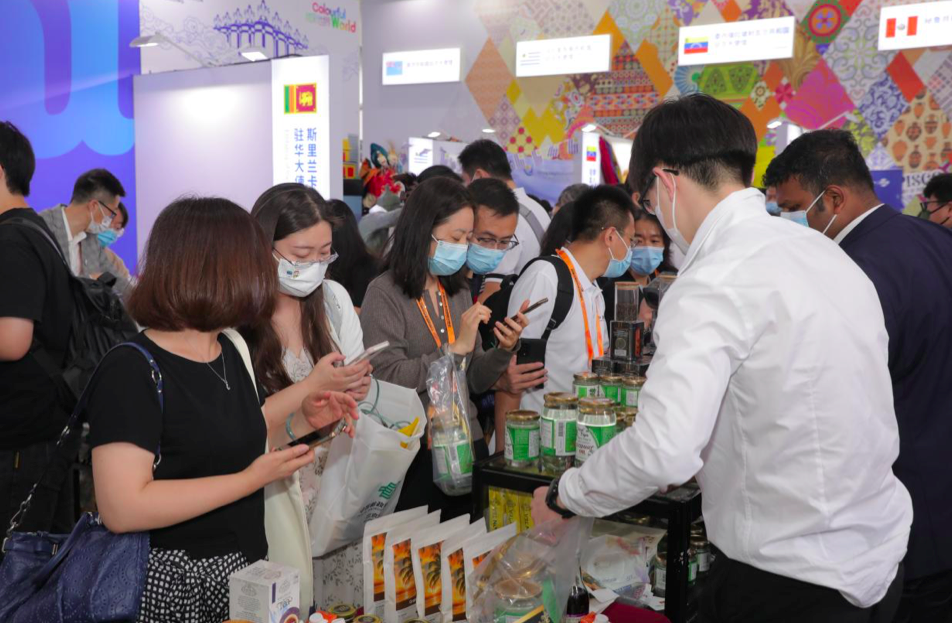 逛展、购物、看演出 “炫彩世界”首个公众开放日迎来火爆场面（组图）_fororder_ddd7