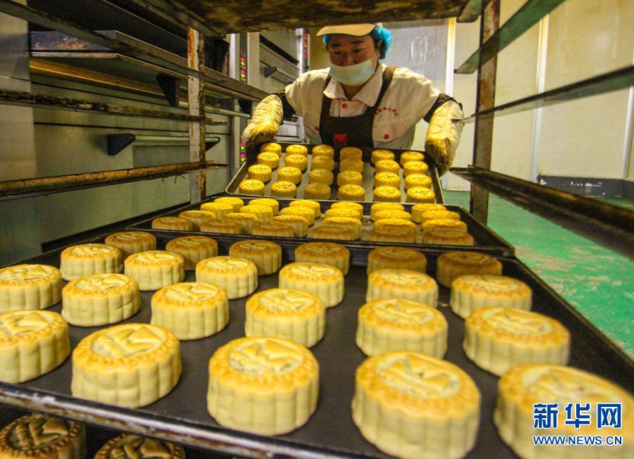 河南南阳：中秋将至 传统月饼生产忙