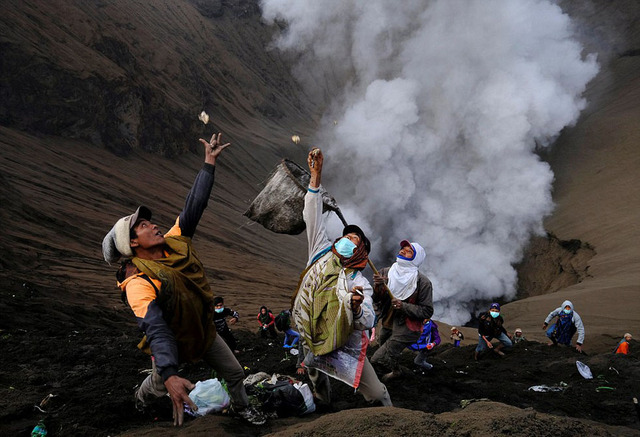 印尼村民向火山中扔活鸡水果向神明献祭高清组图