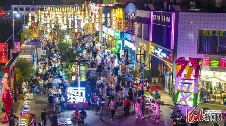 河北衡水：市民尽享夏夜繁华