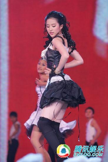 刘亦菲10年前热舞曝光 超短裙 大胆自摸