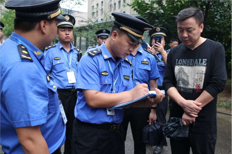 西安曲江新区开展生活垃圾分类突击检查