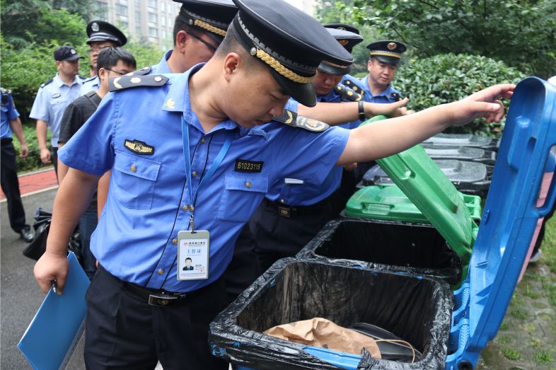 西安曲江新区开展生活垃圾分类突击检查