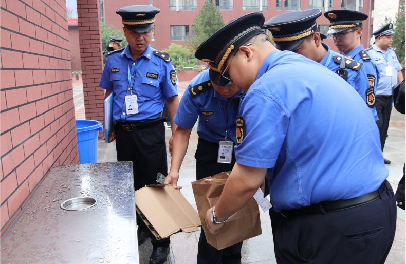 西安曲江新区开展生活垃圾分类突击检查