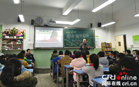 已过审【法制安全】九龙坡警方深入学校讲解情绪调控 助学生成长