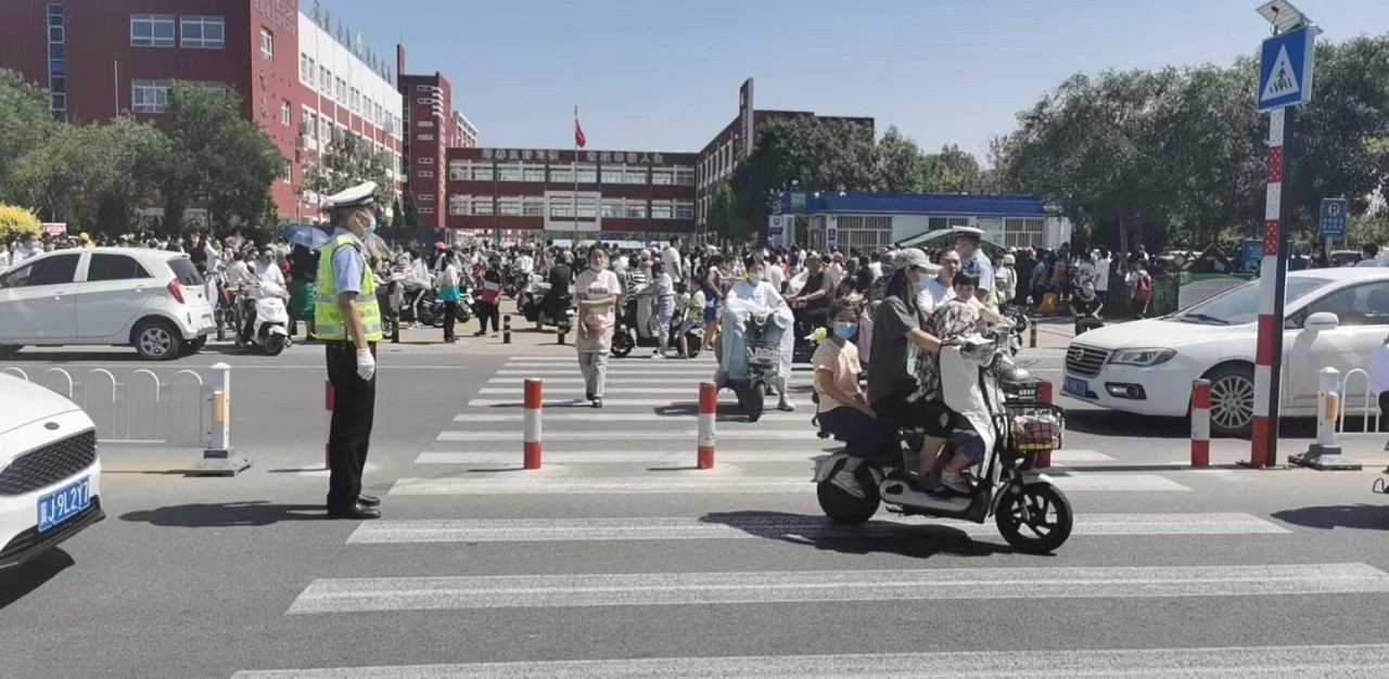 （原创）又到开学季：渤海新区黄骅市交警上路执勤 为学生保驾护航_fororder_image011