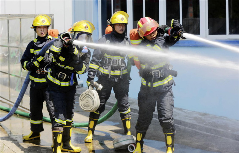 【B】湖北咸寧消防員戰高溫苦練精兵