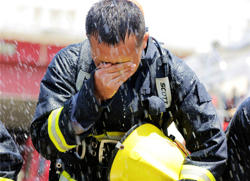 【B】湖北咸寧消防員戰高溫苦練精兵