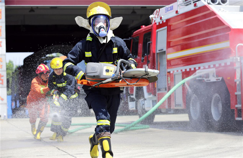 【B】湖北咸寧消防員戰高溫苦練精兵