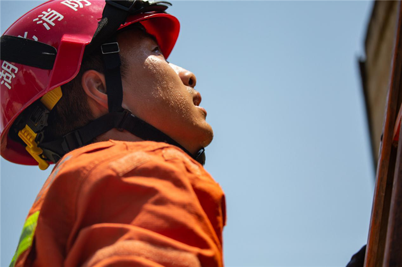 【B】湖北咸寧消防員戰高溫苦練精兵