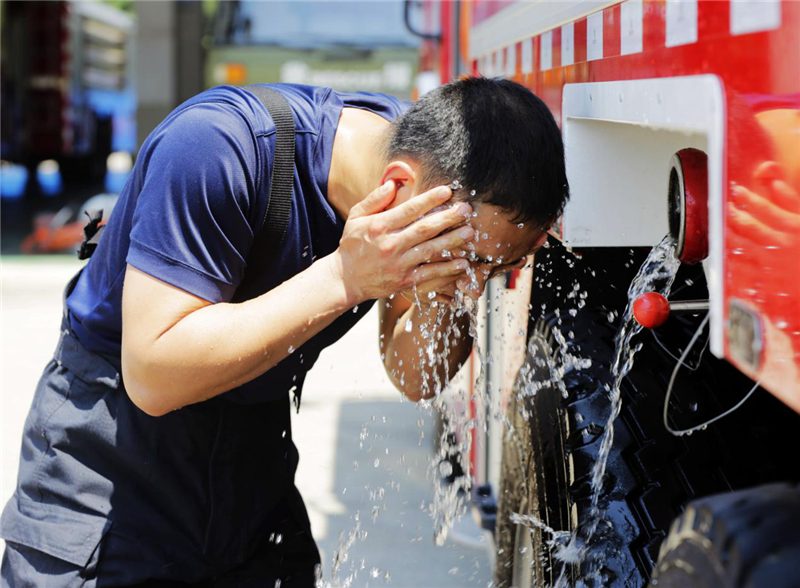 【B】湖北咸寧消防員戰高溫苦練精兵