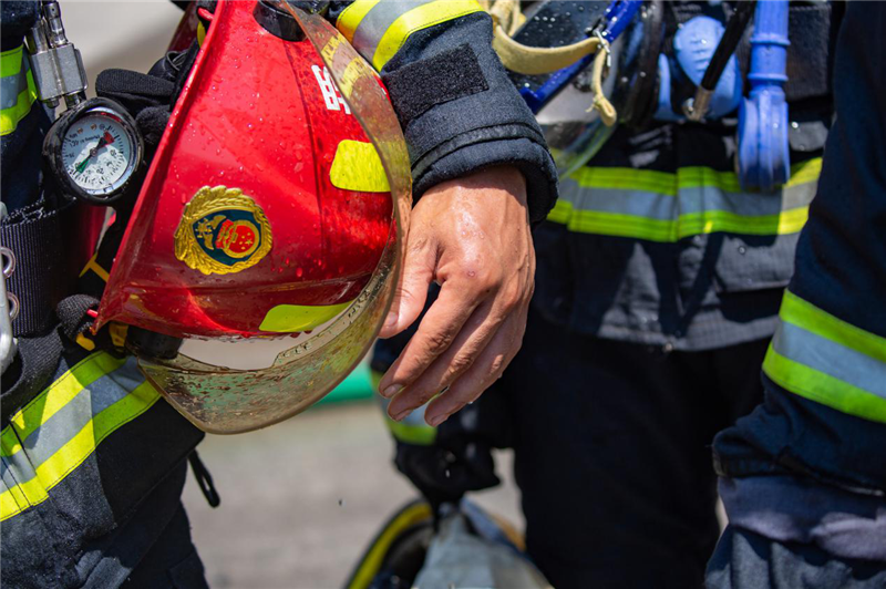 【B】湖北咸寧消防員戰高溫苦練精兵