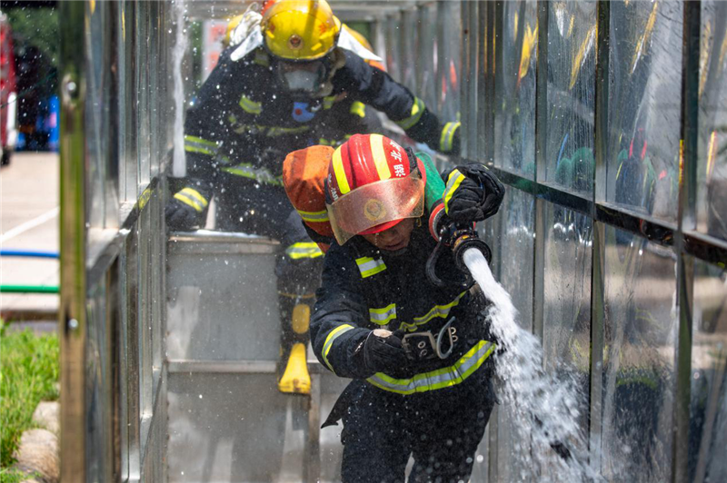 【B】湖北咸寧消防員戰高溫苦練精兵