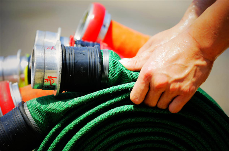 【B】湖北咸寧消防員戰高溫苦練精兵