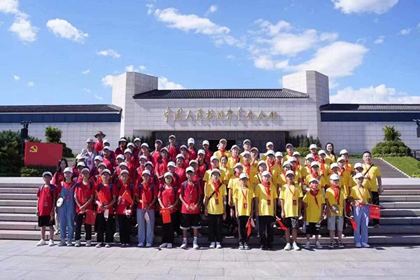 川籍留守儿童参观中国人民抗日战争纪念馆_fororder_纪念合影-供图